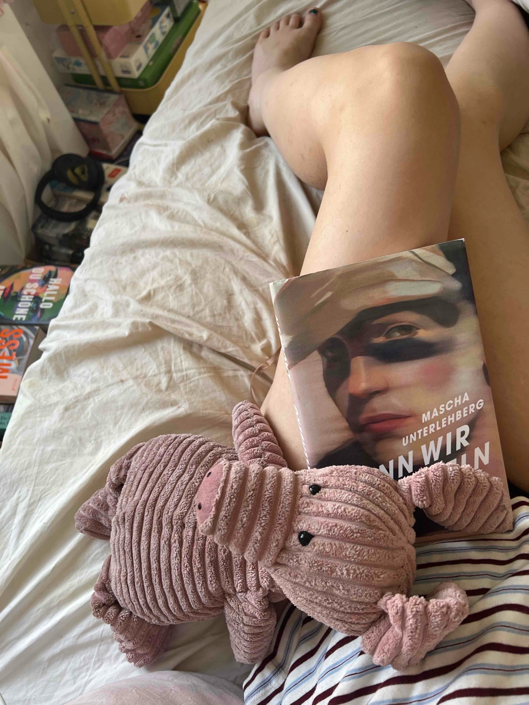 Ein atmosphärisches Buch über weibliche Freundschaft und Wut, das mich berührt hat, aber durch oberflächlich angerissene Figuren und ein offenes, verwirrendes Ende etwas unbefriedigt zurückließ.