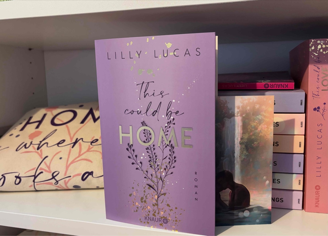 Dieses Buch ist pure Herzwärme.
Ich habe This Could Be Home regelrecht verschlungen! Die Geschichte hat mich total mitgenommen – sie war gefühlvoll, romantisch und einfach zum Wohlfühlen. Lilly Lucas schafft es immer wieder, dass man sich sofort zuhause fühlt in ihren Büchern. Ich mochte die Charaktere unglaublich gern, und die Botschaft über „Zuhause“ fand ich sehr berührend. Für mich ein echtes Herzensbuch. 💜