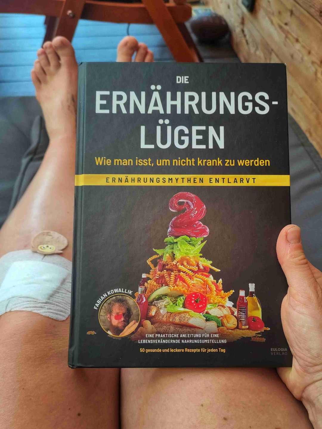 Puh, schwierig... Also, ja, die ein oder andere Erkenntnis war sicherlich dabei, aber insgesamt war es mir zu "schwurbelig" bzw die Tatsache, dass der Großteil der Menschheit sich von verarbeiteten Lebensmitteln ernährt und die nicht gesund sind, ist ja jetzt nichts Neues... 🤷🏼‍♀️ Hat mich jetzt nicht überzeugt bzw unglaublich motiviert meine Ernährung genauso umzustellen. 