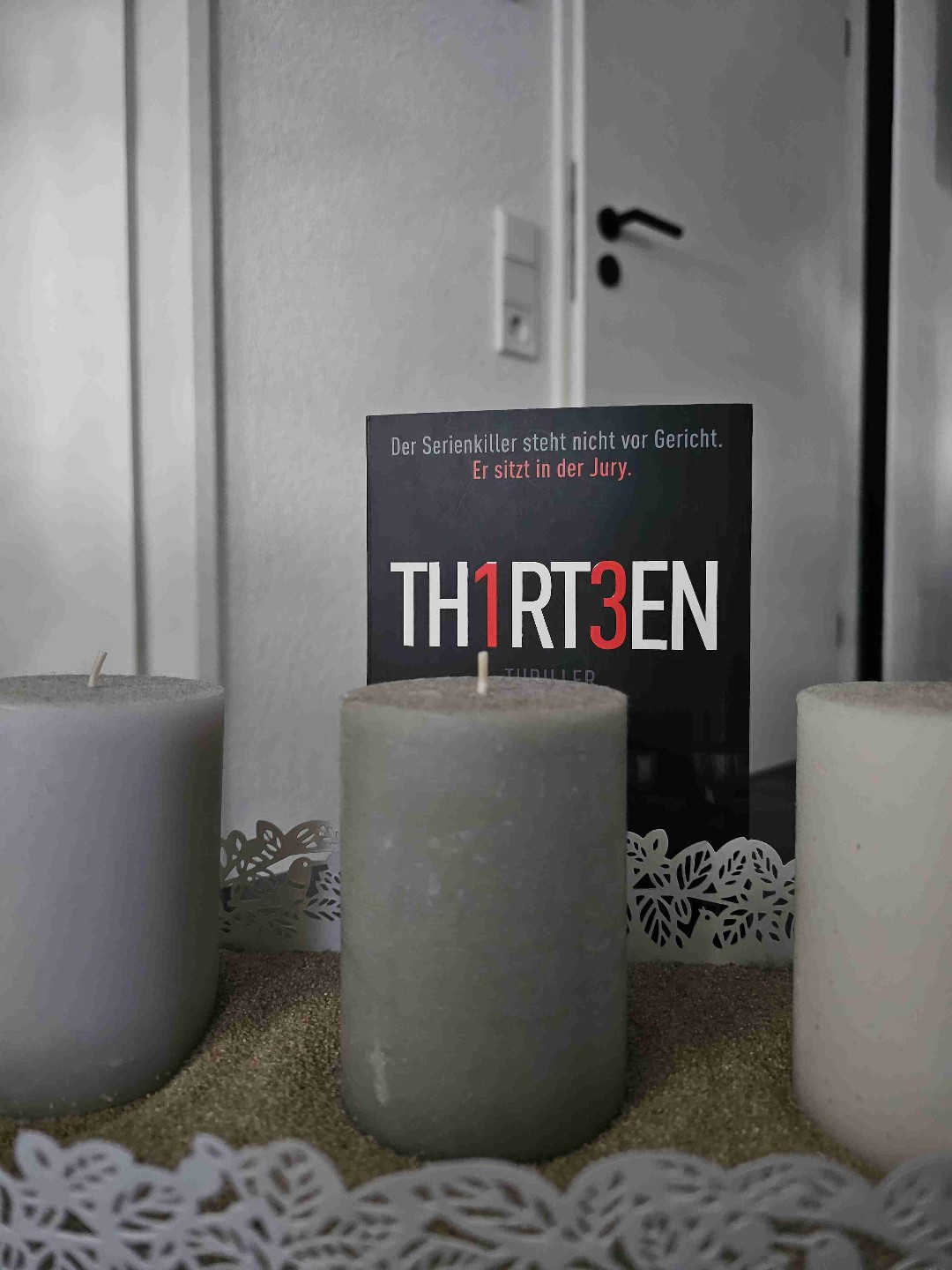"Sie waren von einem hochintelligenten, kaltblütig Killer manipuliert worden..."

Besser als dieser Satz könnte keiner das Buch beschreiben.

Eddie Flynn bekommt es hier mit einem Fall zu tun, der bisher alle Fälle in den Schatten stellt.

Ursprünglich soll er nur Berater für einen anderen Anwalt bei einem 2fach Mord sein, doch schnell werden Eddies geniale Fähigkeiten mehr denn je gebraucht.
Zusammen mit dem FBI deckt er eine ganze Reihe an Morden auf und wird beinahe noch noch selbst ein Opfer von "Dollar Bill".

5 🌟