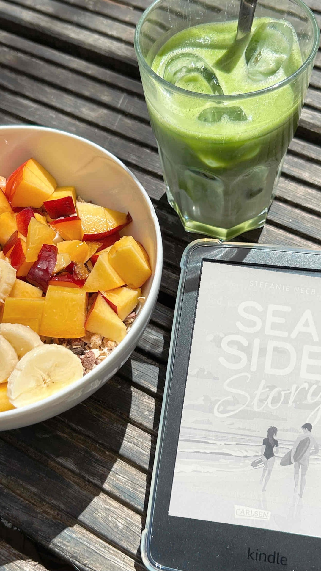 Perfekt für: Strand, Strand, Strand!! Wer das nicht in seiner Sommer-Vacation Buchtasche hat, verpasst was!! (Für alle, die wie ich bei der Hitze leider nicht am Meer sitzen > Strandhandtuch ausbreiten, Limonade mit Eis in die Hände, EINCREMEN und dann ab in den Gedankenpalast mit dem Buch!) 

Mood: Feel-Good-Atmosphere mit kleinen Ausrastern á la "why the hell did you do this?!"; Westside Story aber mit Happy Ende (Wortwitz der Autorin haha); ohne Pause einfach mal lesen; Eistee-Debatte; Coming of Age mit sehr erwachsenen Charakteren (zumindest 90%); Sweet cozy Romance (kaum Spice, alles gediegen gehalten); Surfcamp googeln und buchen - man ist nie zu alt! 