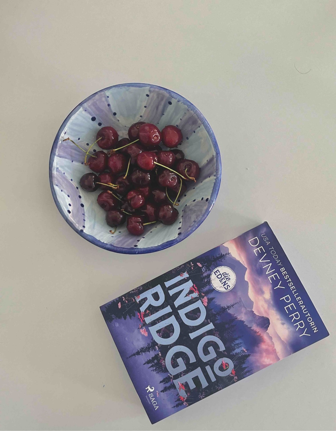 Unterhaltsames Buch für zwischendurch. Das Setting war sehr süß und gemütlich. Man fühlt sich sehr wohl und kann mit dem Buch perfekt abschalten!

Die Charaktere fand ich allerdings sehr wenig ausgearbeitet, die Liebesgeschichte extrem austauschbar und viele Stellen auch unangenehm kitschig. 

Trotzdem habe ich das Buch gerne gelesen, was vor allem auch an dem Kriminalfall lag. Die Wendung fand ich wirklich spannend.