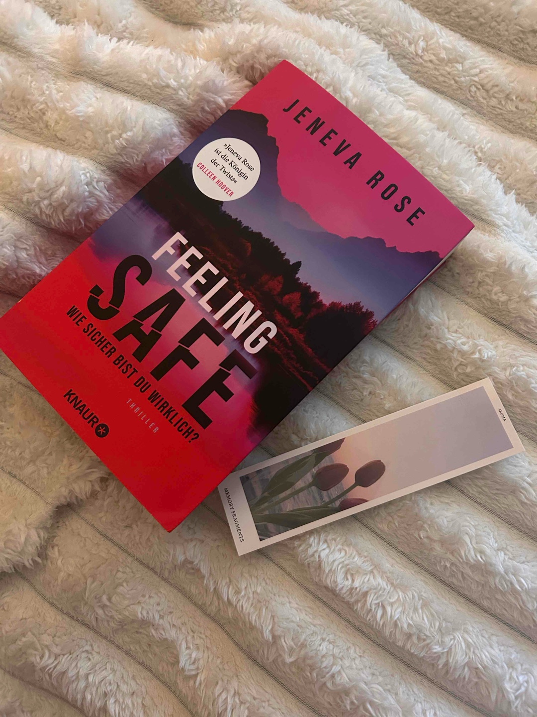 ⭐️ ⭐️ ⭐️, 5
Ein Thriller, der sich langsam entfaltet, aber am Ende doch noch sein volles Potenzial zeigt.
„Feeling Safe“ von Jeneva Rose startet zwar zäh und braucht lange, um Fahrt aufzunehmen, belohnt geduldige Leser*innen jedoch mit einem spannenden Finale und einem teils überraschenden Plot Twist. Das Setting mit der Ranch mochte ich aber sehr