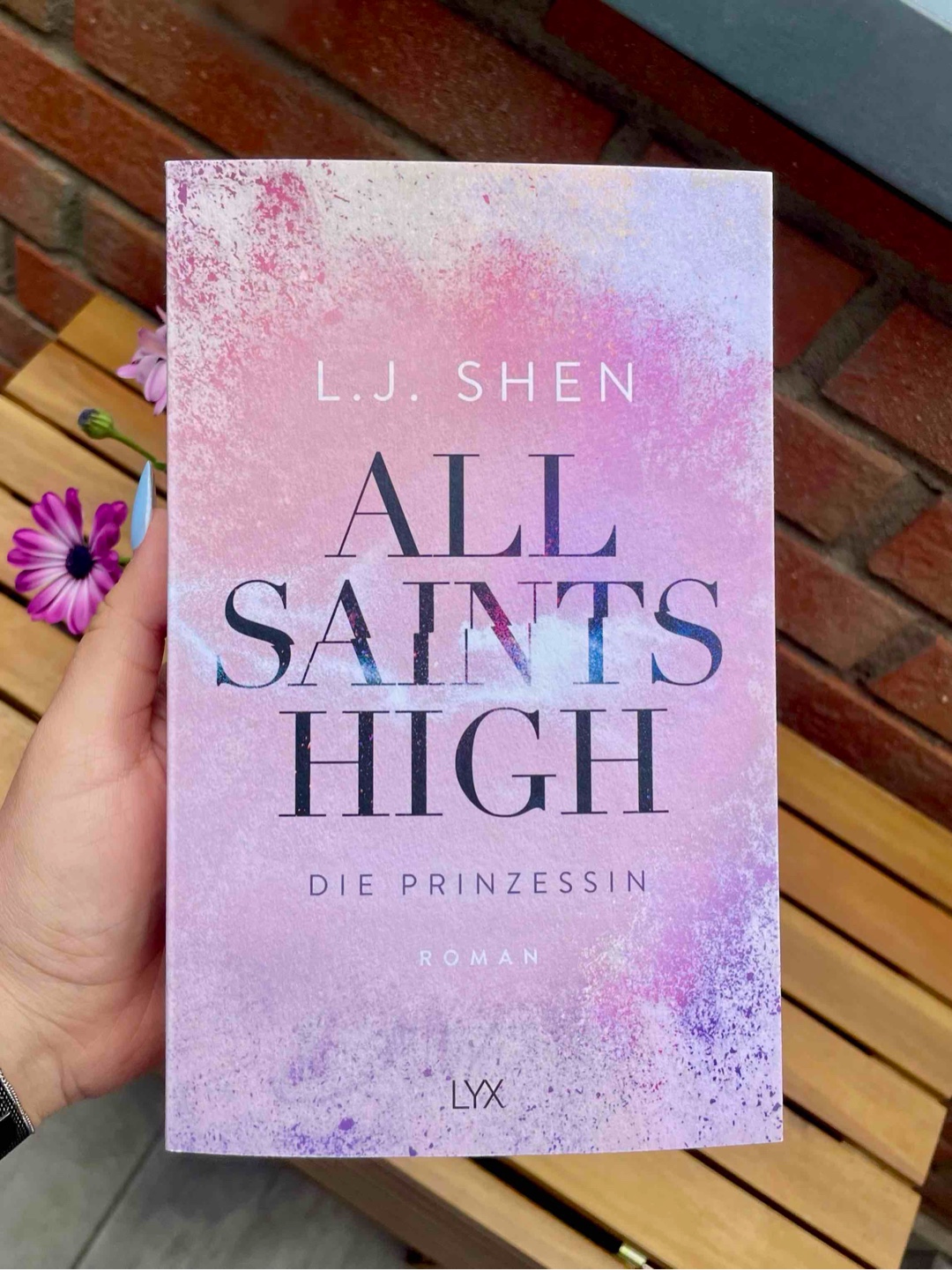 Dieses Buch konnte mich trotz des Hypes nicht überzeugen. Daria Followhill als Hauptfigur war für mich kaum auszuhalten, und die Liebesgeschichte hat mich emotional nicht abgeholt. Ein Auftaktband, der viel verspricht, aber wenig hält.