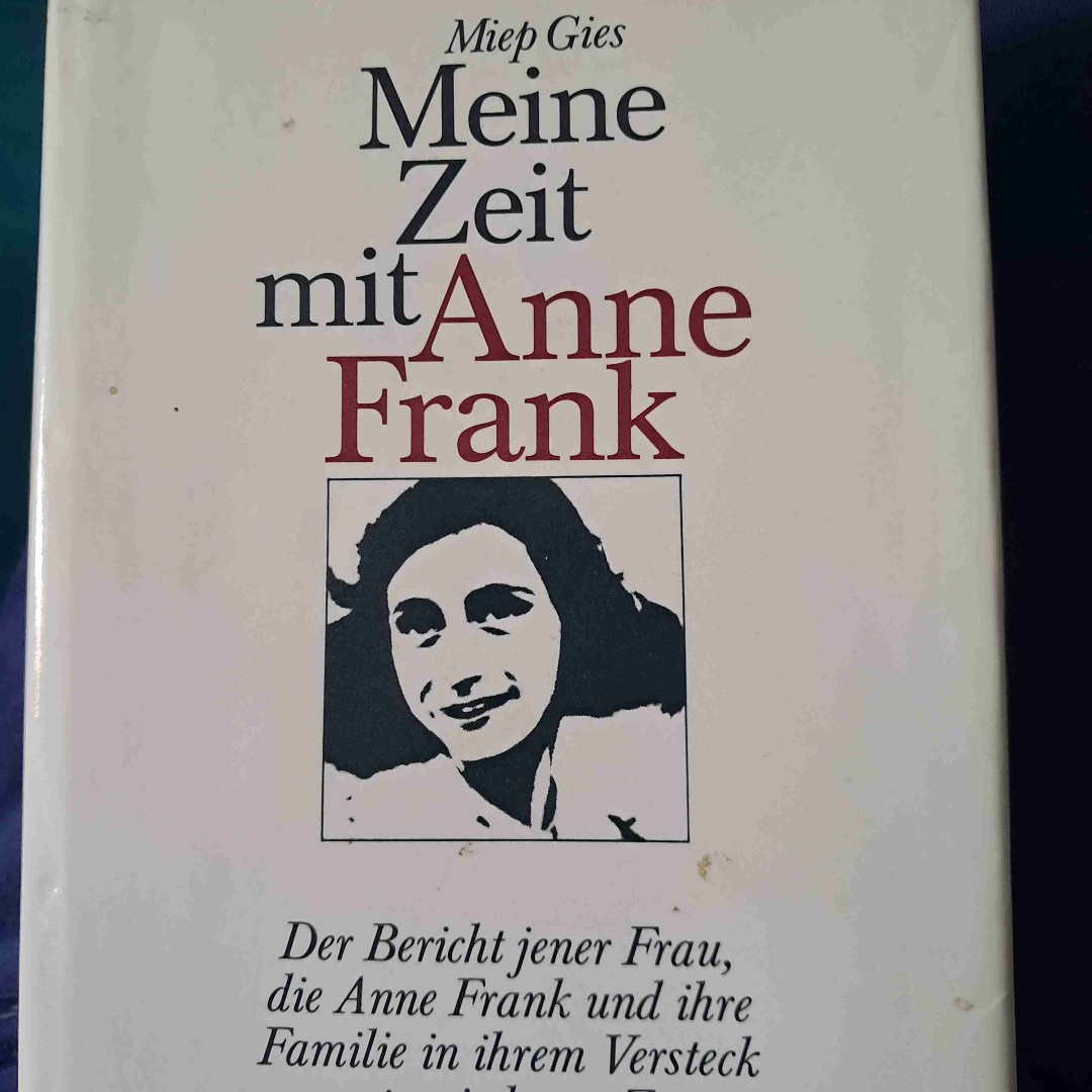 Interessantes Buch es beleuchtet nicht nur die Geschichte im Hinterhaus sondern auch das Leben zu der Zeit außerhalb.