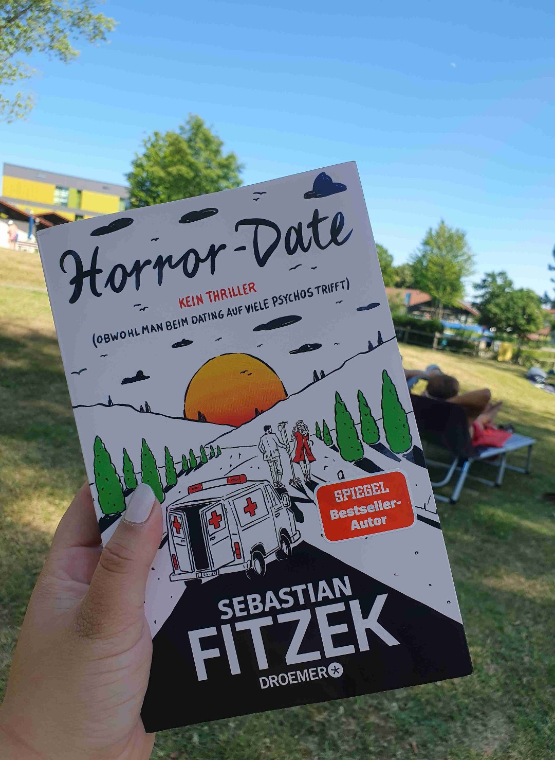 Das Buch war schön geschrieben und flüssig zu lesen.
Die Idee von diesem Buch hab ich echt gut gefunden bin nur leider sehr schwer in die Geschichte rein gekommen. Am Anfang haben mich dir Protagonisten sehr genervt aber im Laufe der Geschichte wurde es besser. Der Plottwist am Ende hat mich echt umgehauen weil ich echt nicht damit gerechnet hab.