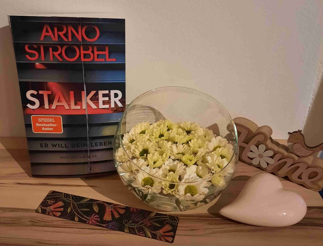 Arno Strobel ist immer ein Garant für tolle Spannung. Seine Bücher führen einen mit kurzen, knackigen Kapiteln durch die Story und das war auch dieses Mal so! 😊
Mir hat die Geschichte sehr gut gefallen, auch wenn für mich das Ende dann doch in einigen Punkten sehr vorhersehbar war.
Das Cover des Buches gefällt mir richtig gut und passt auch zum Buchtitel, wobei der Titel allerdings meiner Meinung nach wiederum nicht ganz so gut zur Geschichte passt. 😅😅 Da hatte ich vielleicht andere Erwartungen aufgrund des Titels.
Aber wie auch immer ... auch für dieses Buch von Arno Strobel kann ich eine Leseempfehlung aussprechen 🥰🥰, wobei es für mich nicht an Sharing oder Rachespiel herankommt!