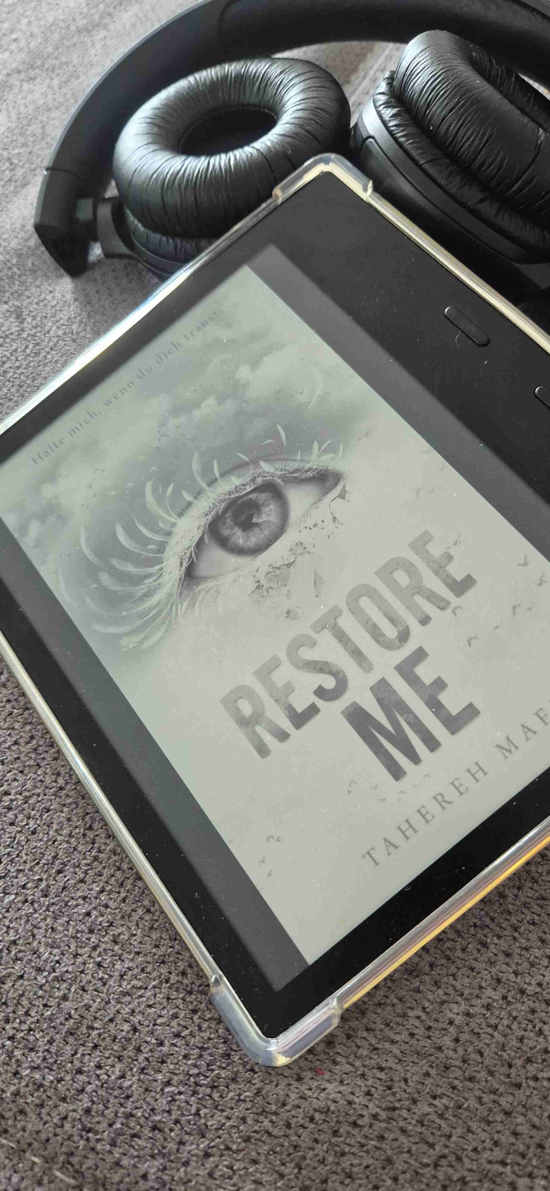 In Restore Me, dem vierten Band der Shatter Me-Reihe, steht Juliette vor der größten Herausforderung ihres Lebens: Macht zu besitzen ist das eine – sie zu behalten, etwas ganz anderes. Zwischen Politik, Intrigen und wachsender Verantwortung verschwimmen Grenzen, Wahrheiten und Loyalitäten. Neue Verbündete tauchen auf, alte Wunden reißen auf – und plötzlich steht alles auf dem Spiel.