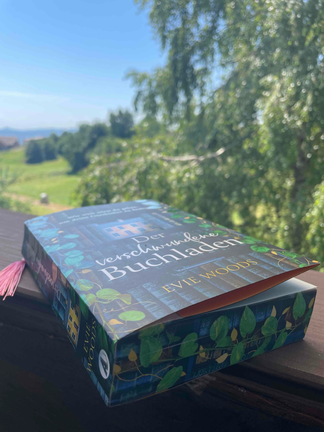 Es war wirklich eine super schöne und auch in gewisser Hinsicht spannende Geschichte. Es lies sich leicht lesen, mit den verschiedenen Charakteren und Zeiten kam ich schnell zurecht. 
Ich bin froh dieses Buch gelesen zu haben.