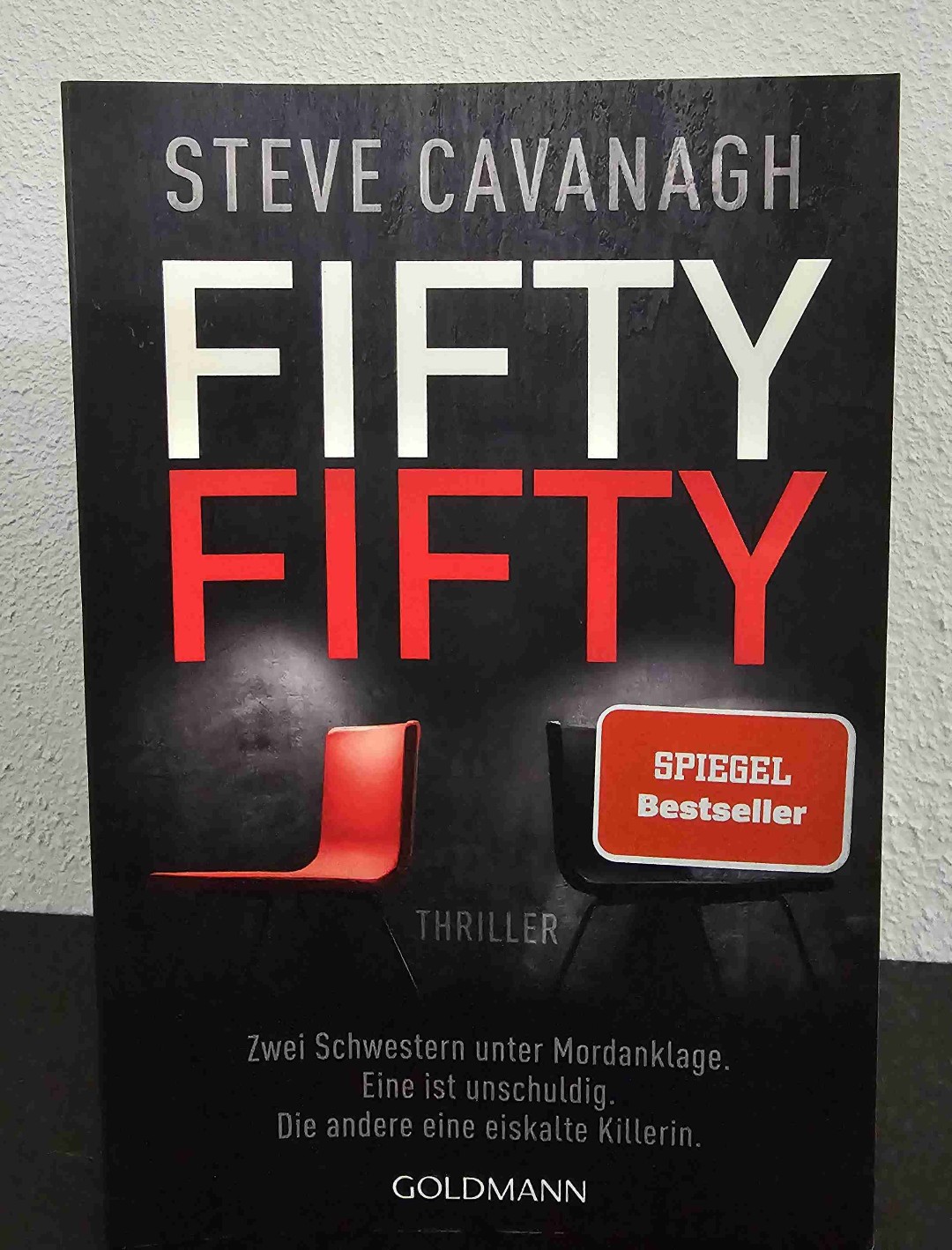 "Geschwister halten immer zusammen. Egal was kommt" 

Nicht so bei Sofia und Alexandra Avellino. 
Die beiden Schwestern beschuldigen sich gegenseitig, ihren Vater, Frank ermordet zu haben.

Eddie soll die eine Schwester, Sofia, vertreten und dafür sorgen, dass Alexandra des Mordes überführt wird. Kate Brooks dagegen, soll beweisen, dass Sofia die wahre Mörderin ist. Die Chancen für beide stehen somit Fifty-Fifty 😏

Ich war der wirklichen Überzeugung dass Eddie Flynn unzerstörbar ist, doch Steve Cavanagh hat mit einer Überraschung gesorgt, die Eddie menschlicher werden lässt... Leider zum Verlust einer Person.. 😓

Dieser Teil hat mich nicht nur mit seiner Story, sondern auch mit seinen witzigen Unterhaltungen zwischen den Protagonisten überzeugt, daher 5 🌟