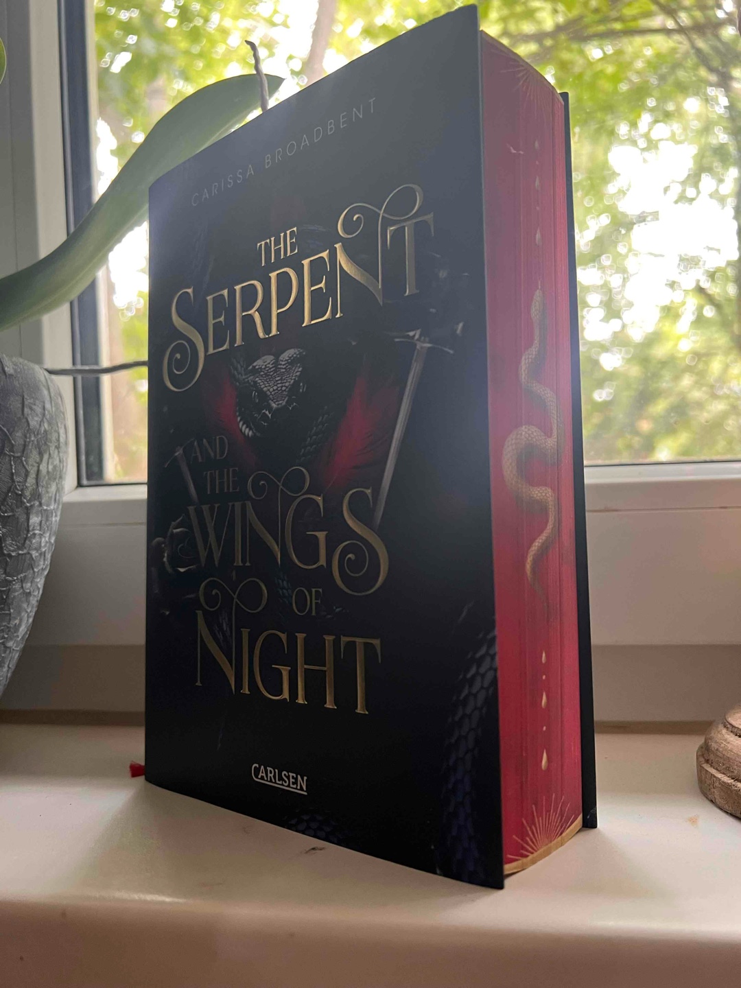 Obwohl ich anfangs sehr kritisch war, weil ich kein großer Fan von Vampirgeschichten bin, wurde ich hier positiv überrascht. 
Toller Schreibstiö, sehr sympathische Hauptcharaktere, gute Portion Sarkasmus und ein ordentlicher Plotttwist.
Bin gespannt auf Teil 2.