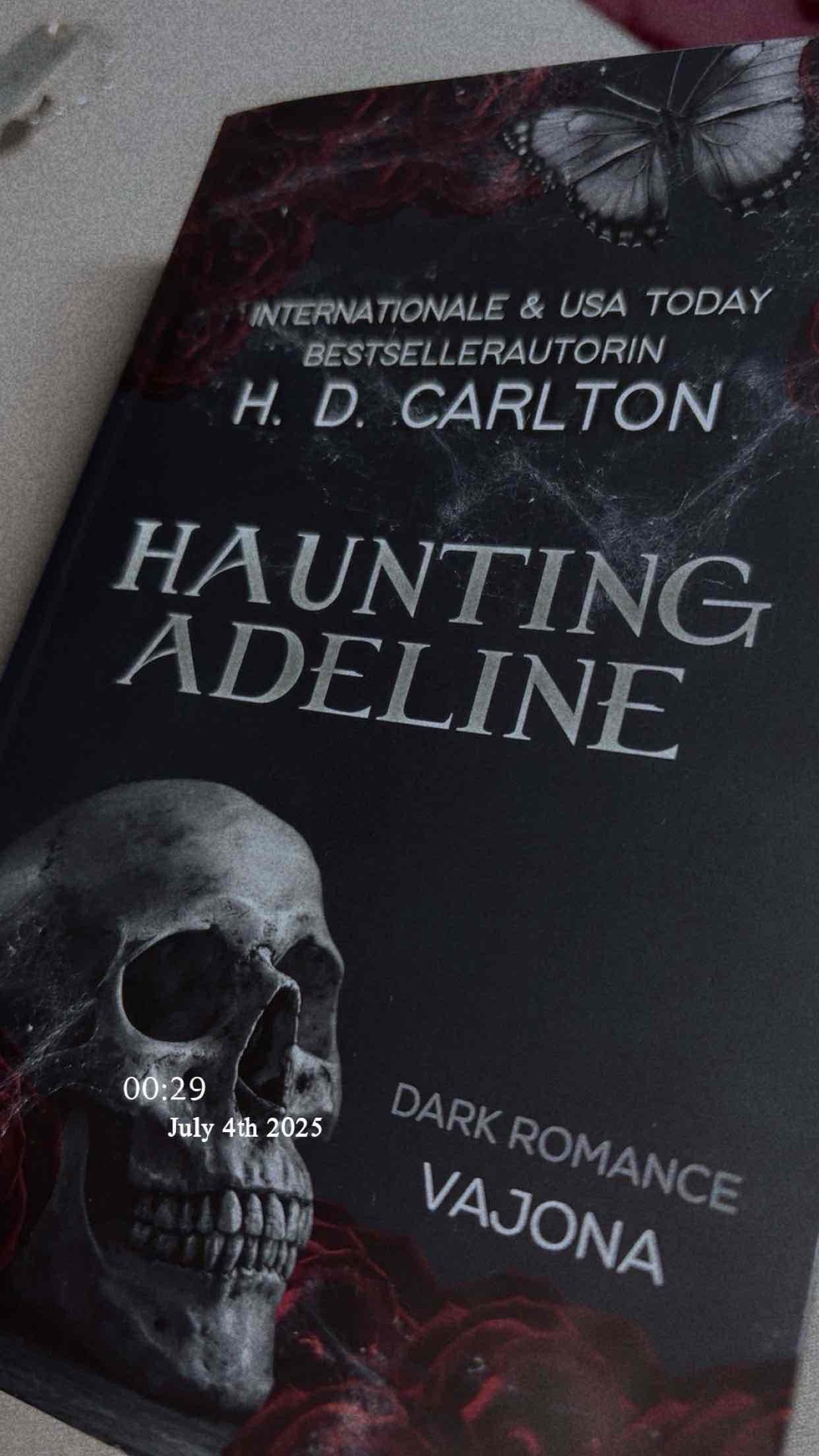 An sich ein spannendes Buch, es hat sich leider etwas in die länge gezogen aber gegen Ende wurde es noch sehr spannend. Ich kann es kaum erwarten Band 2 zu lesen :)