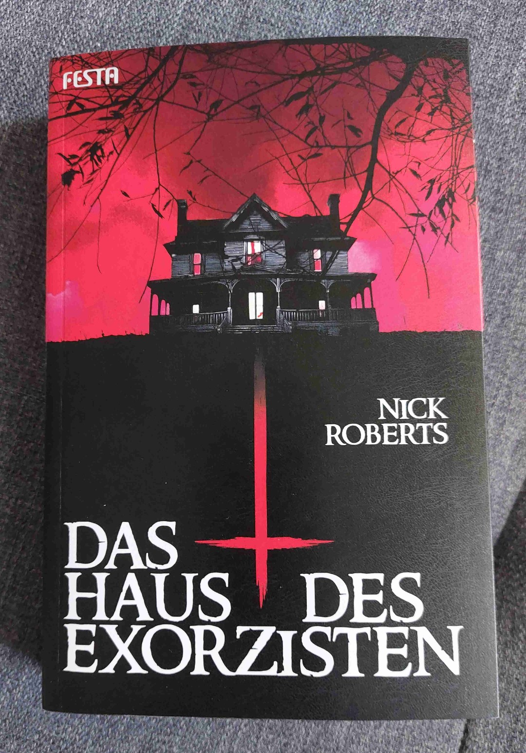 Finsterer Horror über dämonische Besessenheit, Okkultismus und Thrillerelementen ... am Schluss etwas skurril.....