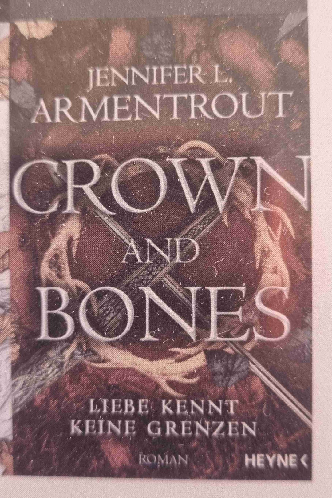 🍫 🍓 👑 ⚔️ ♥️

Oh. Mein. Gott.!!!

Spätestens jetzt hat mich die Reihe in ihren Bann gezogen. Ich liebe Casteel und Kieran!
Ich finde es so witzig, wie die Protagonisten miteinander umgehen. 
Die Autorin weiß wie sie Spannung rein bringt. Kaum Längen vorhanden. Tolles Worldbuilding. Manchmal kann ich schwer folgen, aber später erklärt es sich dann doch wieder. 
Teilweise strengt die Reihe aber auch etwas an, wenn man sie am Stück liest, wie ich gerade, da einfach immer wieder so viel passiert. 
Klare Weiterempfehlung! 
Teil 4 liegt bereit 🤓 📚 
