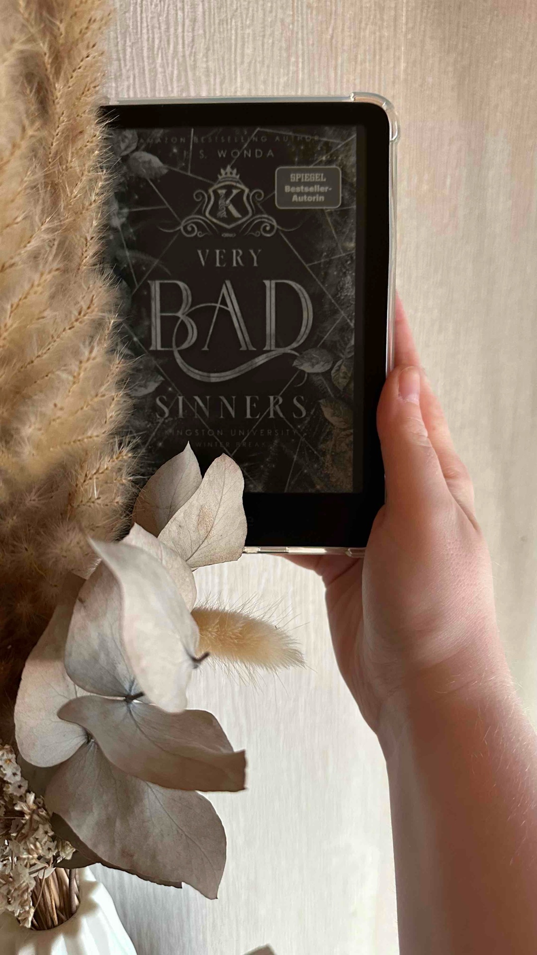 Ich habe gerade Very Bad Sinners beendet – und auch wenn dieser Band für mich zwischendurch etwas ruhiger war als seine Vorgänger, hat er mich letztlich doch mitgenommen. Besonders die zweite Hälfte hat ordentlich an Spannung zugelegt und ein paar Wendungen eingebaut, die ich so definitiv nicht habe kommen sehen.