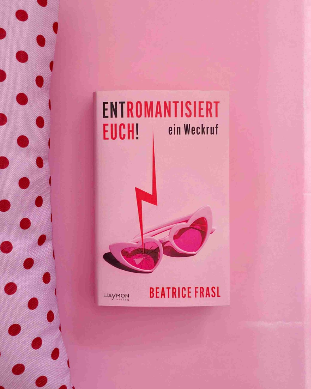 Romantische Liebe – die große Erzählung, die uns von klein auf eingetrichtert wird: Ohne sie kein Glück, keine Erfüllung, kein richtiges Leben. Beatrice Frasl tritt in ihrem Buch »ENTROMANTISIERT EUCH! ein Weckruf« auf genau diesen rosaroten Schleier – mit Anlauf. In ihrem Essay seziert sie die gesellschaftliche Überhöhung der romantischen Zweierbeziehung und zeigt, warum vor allem Frauen dabei oft den Kürzeren ziehen.