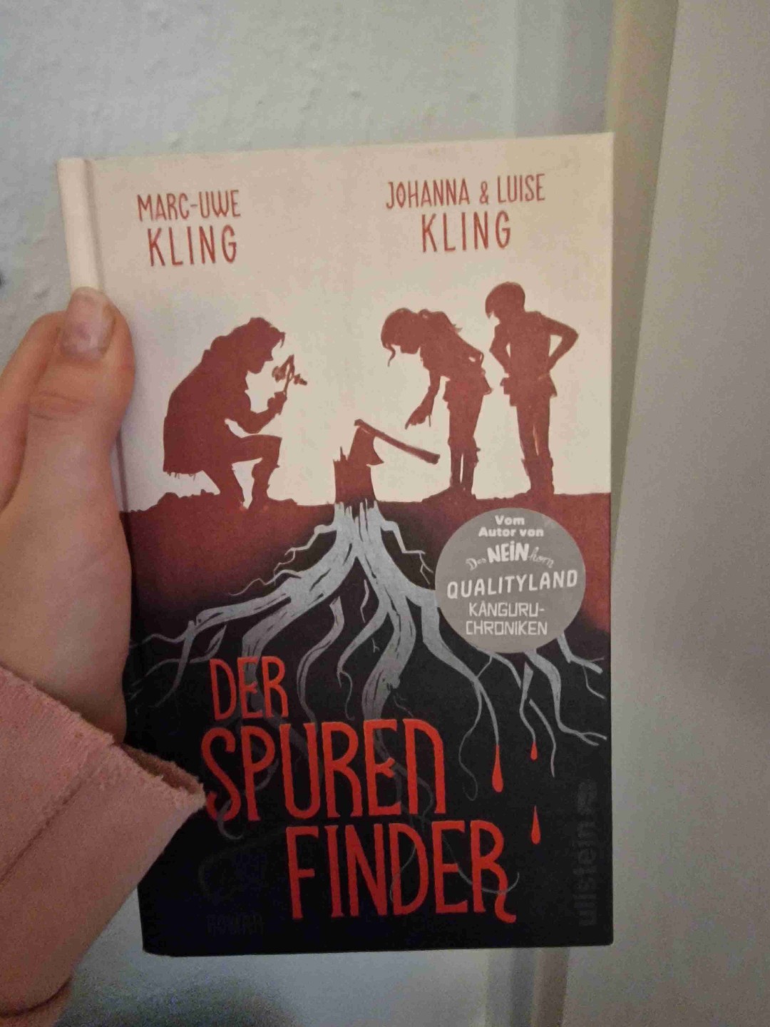 Also ich habe das Buch noch nicht angefangen aber Marc Uwe Kling ist einer meiner Lieblingsautorer