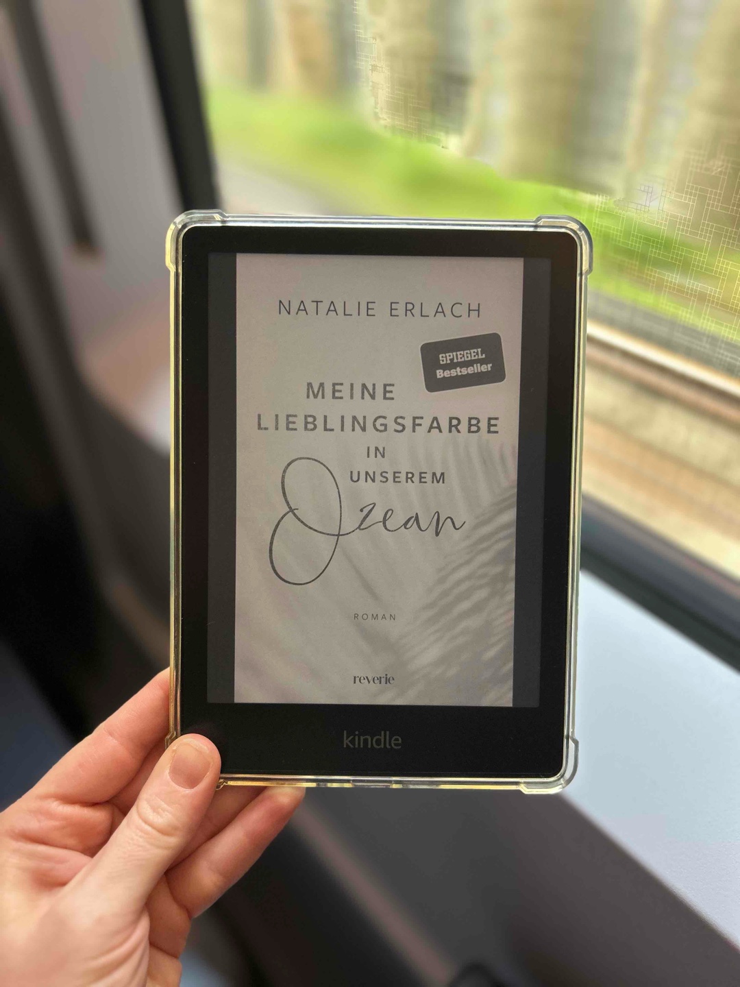 Sehr süße Romance Story mit sommerlichen Setting 🌺🏄♂️☀️🐢
Kann das Buch definitiv empfehlen für Summer Vibes/Freibad Season.