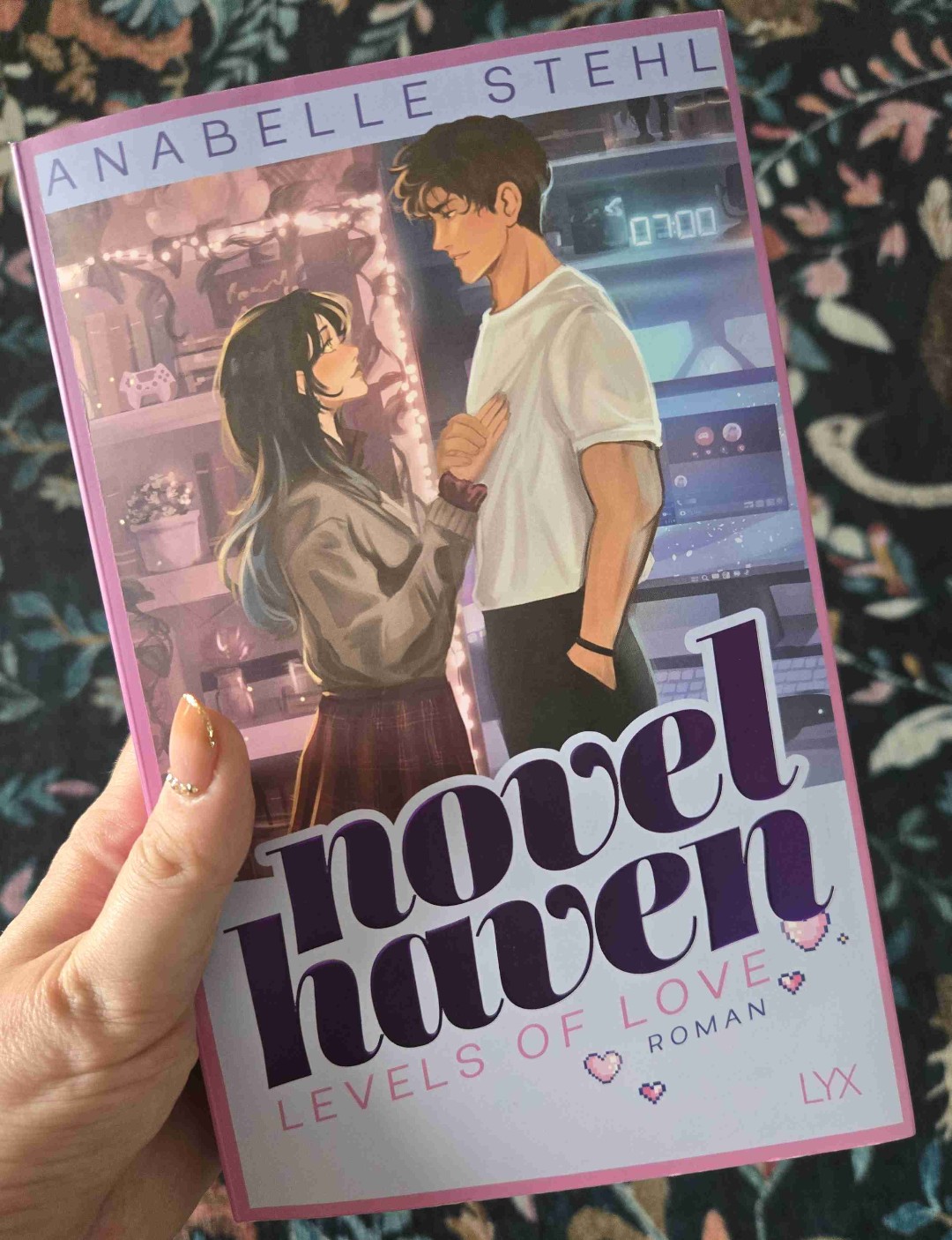 Cozy trifft auf Gaming
Dieses Buch hat mich von Anfang an in den Bann gezogen.
Neben einer wundervollen Ramance werden auch wichtige Themen angesprochen.
Ich konnte das Buch nicht mehr aus den Händen legen, danke für diese wundervolle Geschichte 💚