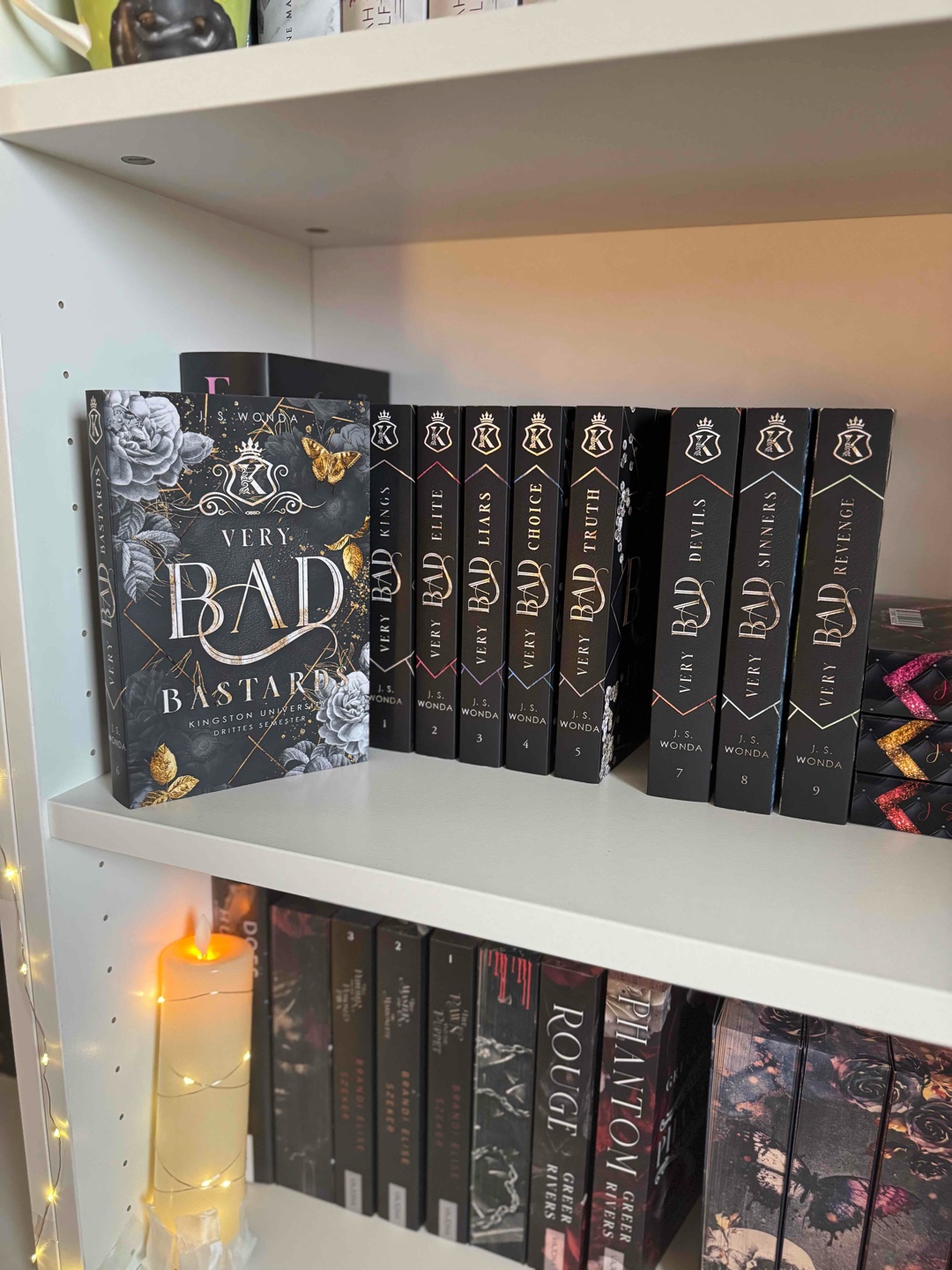 „Very Bad Bastards - Kingston University Drittes Semester“ 👑♟️💸🥰 Band 6. von der lieben
J. S. Wonda
Hammer Story ❤️🔥🥰📚🫶aber es hat ein bisschen Spannung gefehlt!