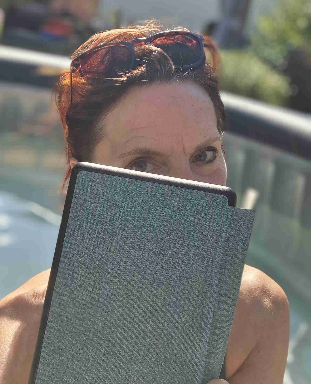 Klare Leseempehlung.! Solltet ihr diese grandiose Autorin noch nicht kennen, dann lasst euch mitreißen. Ihr Schreibstil ist fesselnd und bisher habe ich alle Bücher kaum aus der Hand legen können.
Auch diese Story ist wieder spannungsgeladen, voller Überraschungen ,Emotionen und Tiefgang!
Danke für das tolle Leseerlebnis!