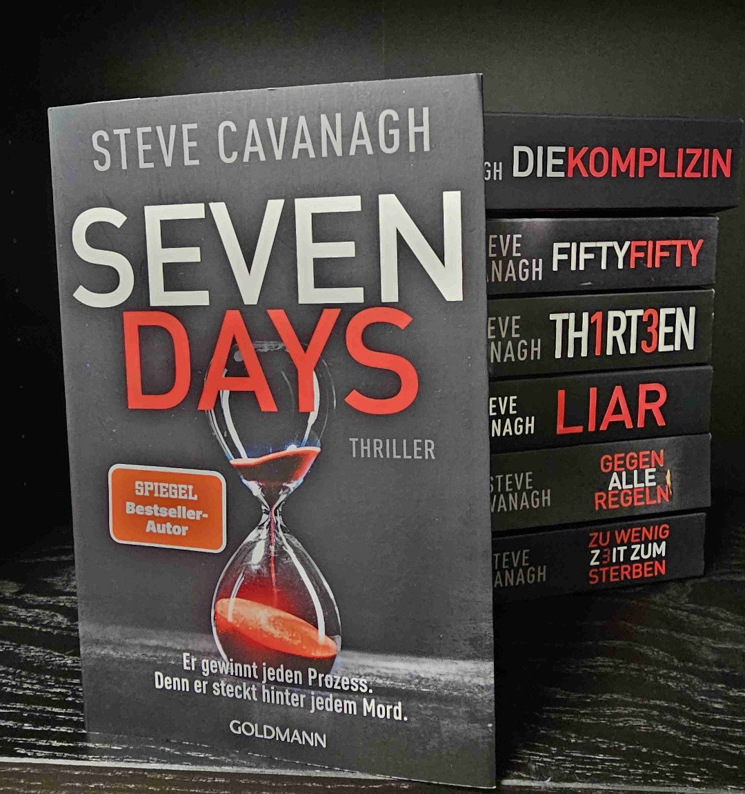 "Seven Days" hat mich leider nicht so abgeholt wie gehofft... 🥲

In diesem Teil sieht sich Eddie Flynn dem Südstaatencharme aus Alabama ausgesetzt.
Innerhalb von 7 Tagen soll er beweisen, dass Andy Dubois kein Mörder ist und es nicht verdient hat, auf den elektrischen Stuhl geschnallt zu werden.

Eddie und seine neue Truppe, bestehend aus Kate, Harry und Bloch geben alles dafür, dass Andy Gerechtigkeit erfährt, allerdings ist es dieses mal nicht so einfach... 😳

Aufgrund des Themas daher nur 4 🌟

Kleine Anmerkung: Hier geht es um Rassismus, Ideologien und die Todesstrafe. Mich haben die Themen zum Teil sehr belastet da ich absolut kein Fan davon bin, es aber leider Teil der Geschichte und Gesellschaft ist!
