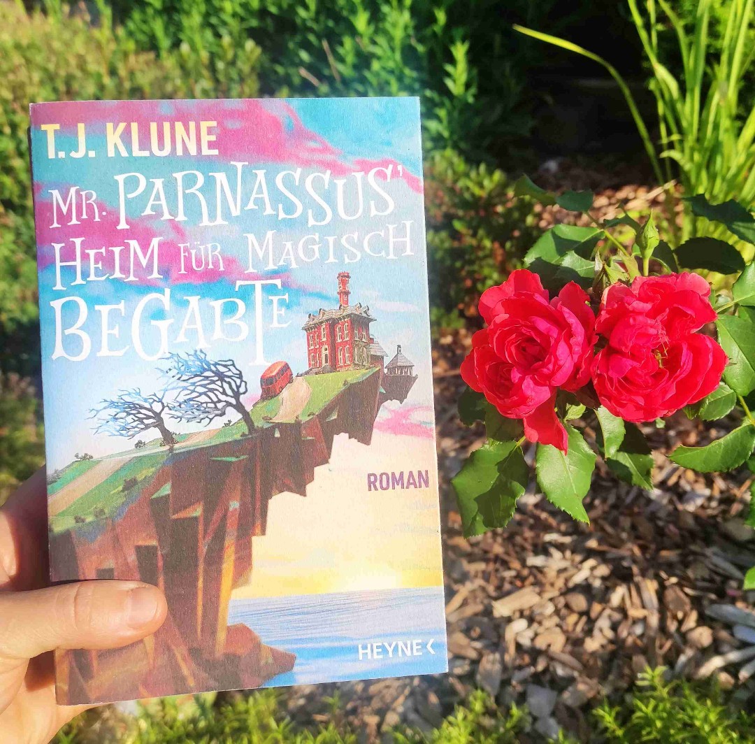 Ich bin komplett ohne Erwartungen an das Buch herangegangen. Es wurde mir empfohlen und ich kannte nur den Titel, den Klappentext hatte ich nicht gelesen. Und ich wurde NICHT enttäuscht. So ein schönes Buch, mit so viel - Fantasy, Liebe, Tiefgang, schöner Schreibstil und einem Ende das zwar ein Ende ist, dennoch aber auf einen zweiten Teil hoffen lässt (den es ja auch gibt). Ich freue mich jetzt schon darauf zu lesen, wie es weitergeht. 