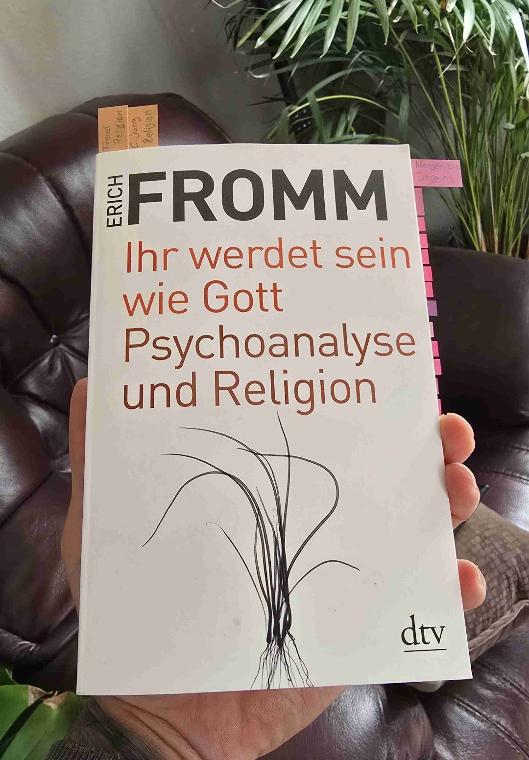 Erich Fromms Buch "Ihr werdet sein wie Gott" bietet eine tiefgehende Betrachtung der menschlichen Natur und der biblischen Texte. Fromm nimmt sich die Freiheit, bekannte Erklärungen zu hinterfragen und gibt uns eine ganz neue Sicht auf das Alte Testament und die jüdische Überlieferung.