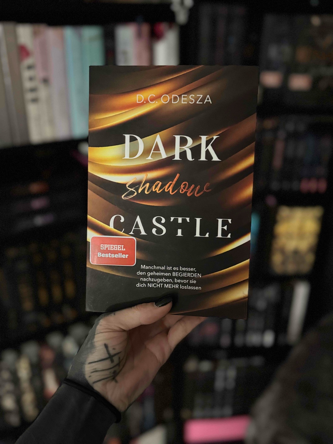 „Ein Schatten, der weiterhin sein Unwesen treibt. Ein neuer Feind, der die Vergangenheit kennt. Tiefe Gefühle die nie existieren sollten.“ 🖤