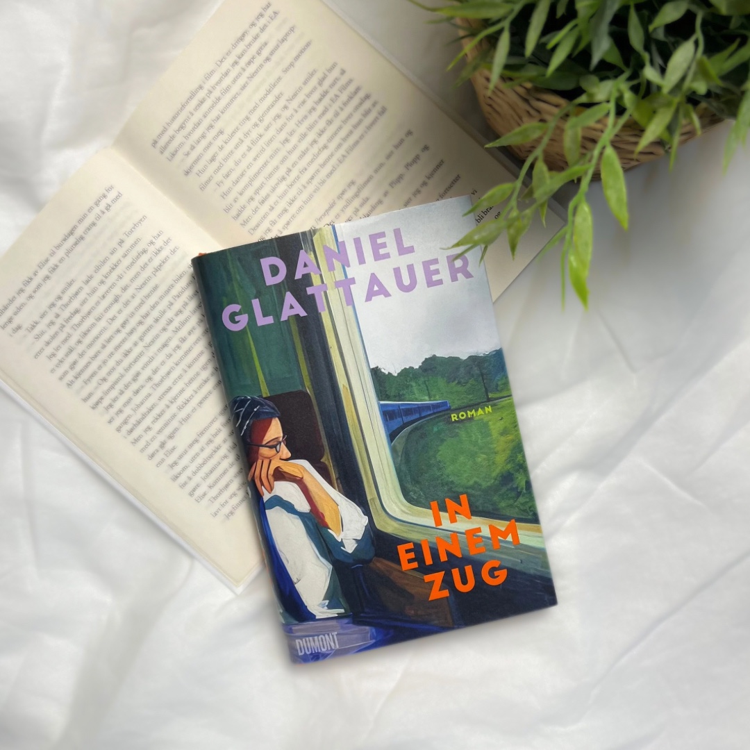 Insgesamt ist 𝘐𝘯 𝘦𝘪𝘯𝘦𝘮 𝘡𝘶𝘨 für mich ein unterhaltsames, witziges und zugleich überraschend tiefgründiges Buch, das ich definitiv empfehlen kann – nicht nur für alle Bahnreisenden, sondern für alle, die kluge, humorvolle Geschichten lieben.