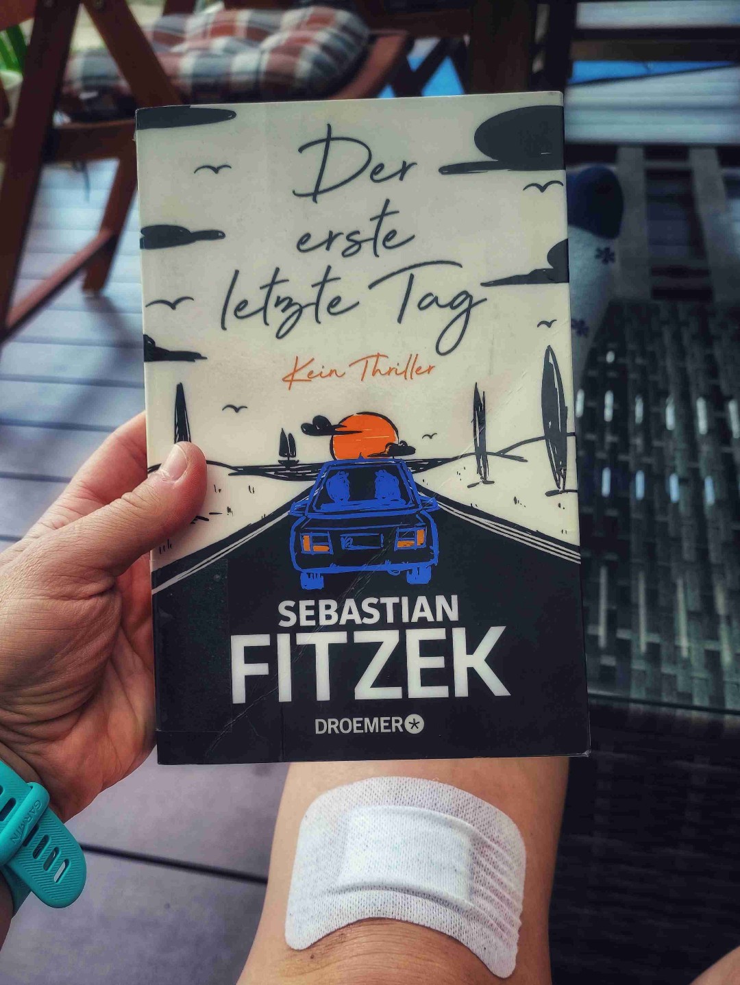 Ich fand das Buch gut, besser als DAS HORROR DATE, aber trotzdem mag ich die Thriller lieber.
Aber für was Witziges zwischen durch, das trotzdem auch einen tieferen Sinn hat, der im Nachhinein zum Nachdenken anregt, ist es auf jeden Fall ein gutes Buch. 