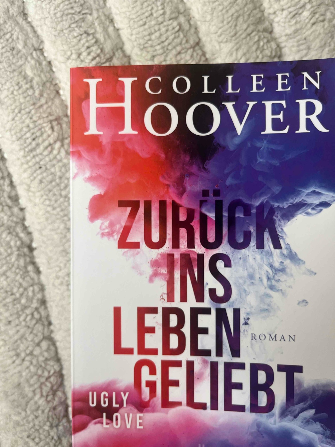 „Die Liebe ist nicht immer schön, Tate. Manchmal hofft man die ganze Zeit, während man liebt, dass sich etwas ändert. Dass es besser wird. Und irgendwann stellt man fest, dass man in einer Sackgasse gelandet ist und unterwegs sein Herz verloren hat.“