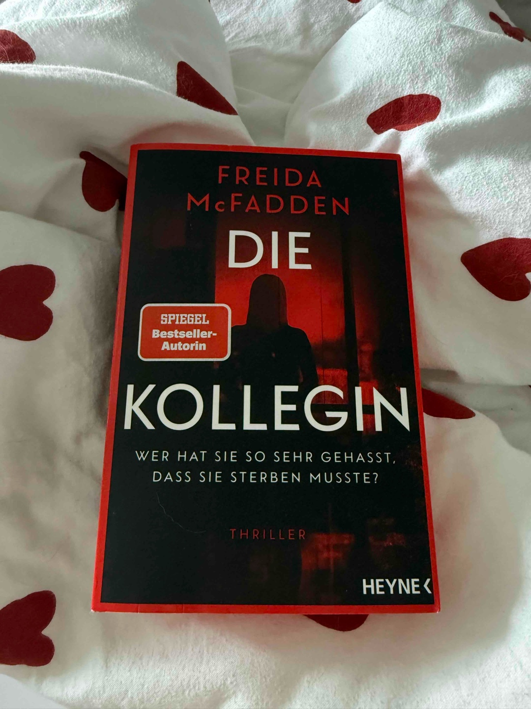 Puh… der vielleicht langweiligste Thriller den ich seit langem gelesen habe. Normalerweise ist man von Freida McFadden krasse Plottwists gewohnt, aber bei diesem Buch war das nicht der Fall. Ich kenne mich jetzt bestens über jegliche Arten von Schildkröten aus, aber mehr leider auch nicht😅🐢