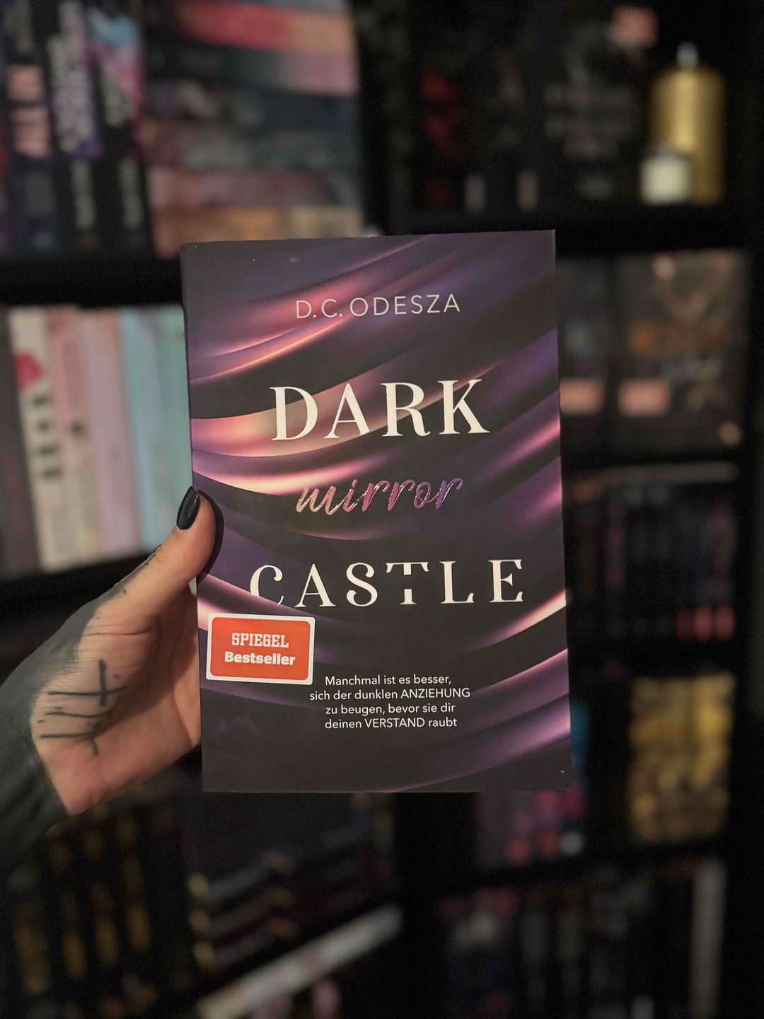 „Tötliche Intrigen, die ihren Tribut fordern. Eine Vergangenheit, die geheim bleiben sollte. Unbändiges Verlangen, das nie gestillt werden kann.“ 🖤