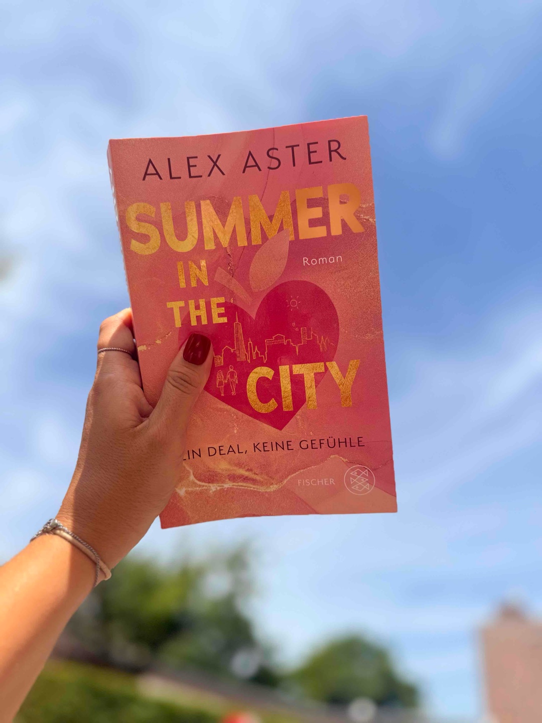 Der Anfang hat mich total abgeholt. New York, Fake-Dating und RomCom-Vibes. Ich war voll dabei! Die Dialoge zwischen Elle und Parker waren witzig, die Chemie spürbar und ich hab beim Lesen wirklich ein paar Mal geschmunzelt. Aber je weiter die Geschichte voranschritt, desto mehr hat sie mich verloren. Es zog sich, einige Szenen wirkten überflüssig und Elles Verhalten wurde für mich zunehmend anstrengend. Anfangs mochte ich sie, doch gegen Ende konnte ich ihre übertriebenen Reaktionen einfach nicht mehr ernst nehmen. Das Drama war mir too much und leider auch nicht nachvollziehbar. Parker hingegen? Retter des Buches. Charmant, witzig, ein bisschen drüber, aber durchweg liebenswert.

Insgesamt? Ganz nett, aber bleibt auch nicht lange im Kopf.