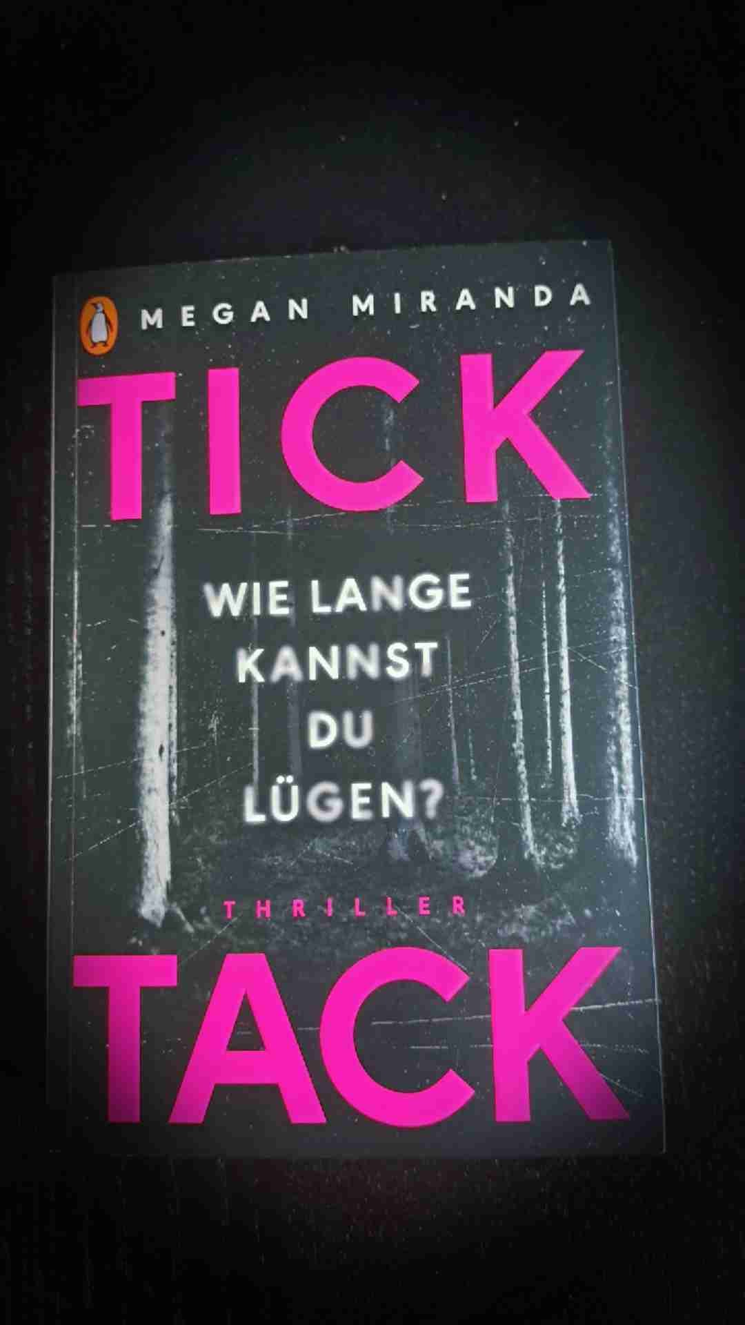 Verwirrend 😵💫
Das Leben muss rückwärts verstanden und vorwärts gelebt werden. Unter diesem Stern startet man in das Buch und NEIN ich habe es nicht verstanden 🙈
Diese Geschichte wird Rückwärts erzählt 😉
Eine Methode mit der ich leider überhaupt nicht klar kam, da man die Geschichte bzw. die einzelnen Tage aneinander reihen muss, bis es ein ganzes ergibt 🙈.