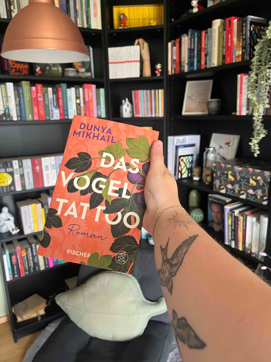 Ich habe dieses Buch tatsächlich nur wegen des Covers gekauft – ohne zu wissen, worum es genau geht. Umso mehr hat mich das Thema dann erschüttert.