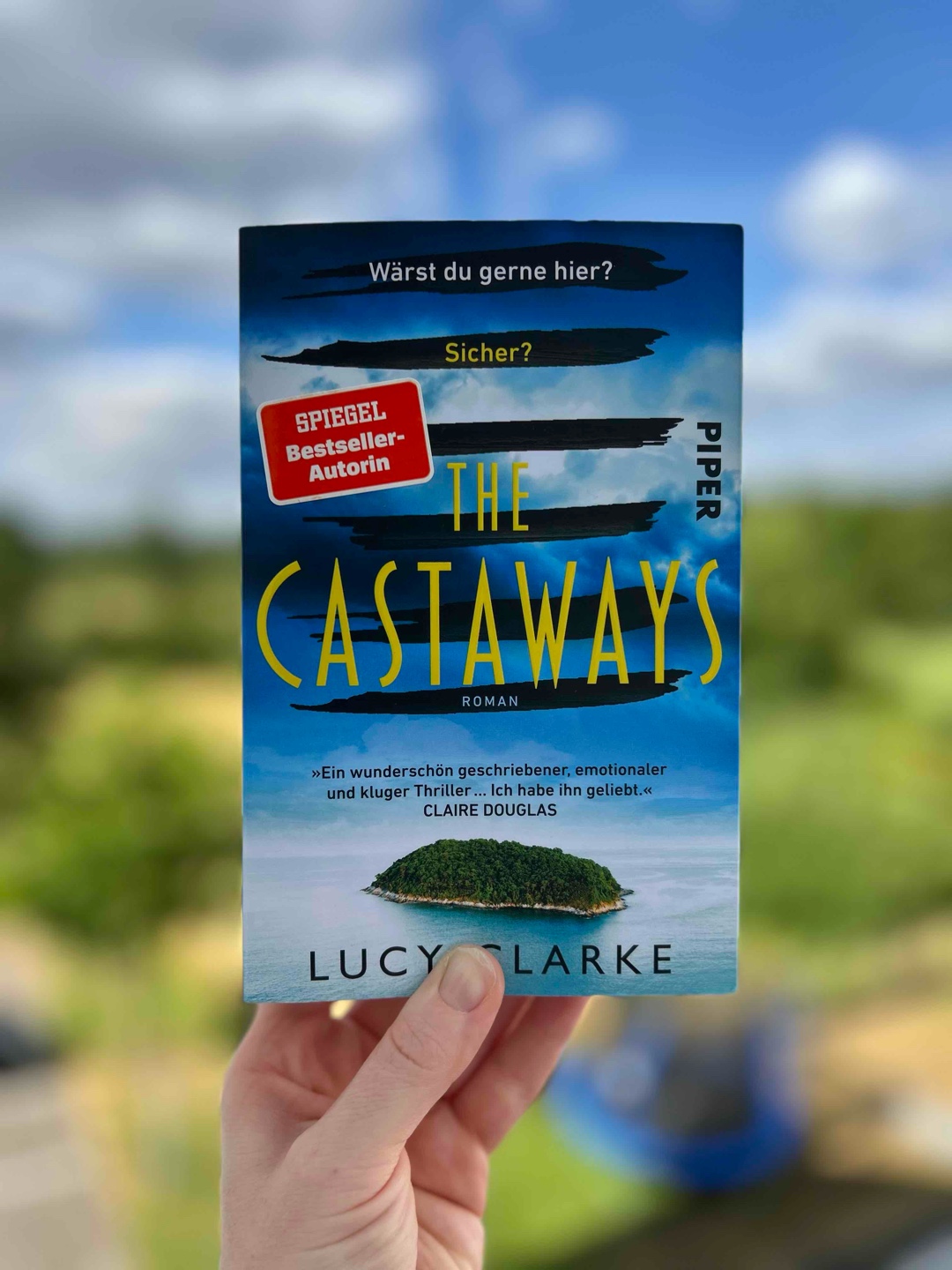Fand es wieder ein gutes Buch von Lucy! Es war spannend und hat die Lesegeschwindigkeit und das Interesse am Buch stetig hoch gehalten. 
Das Ende war nicht ganz so spektakulär wie ich es mir erhofft habe, aber die Bücher von ihr sind halt keine super krassen Thriller wo am Ende eine riesen Bomben Überraschung rauskommt, aber das ist für mich okay ☺️
Fand es ein gelungen Buch, auch wenn das Cover für mich eher nicht ansprechend gestaltet ist. 