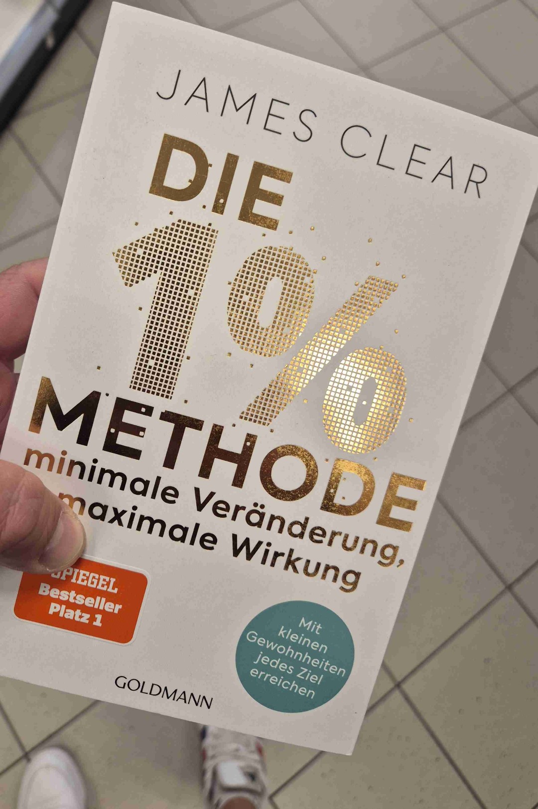 „Die 1%-Methode“ hat mich nachhaltig beeindruckt, weil sie so einfach wie wirkungsvoll zeigt, wie kleine Veränderungen im Alltag langfristig enorme Ergebnisse bringen können.