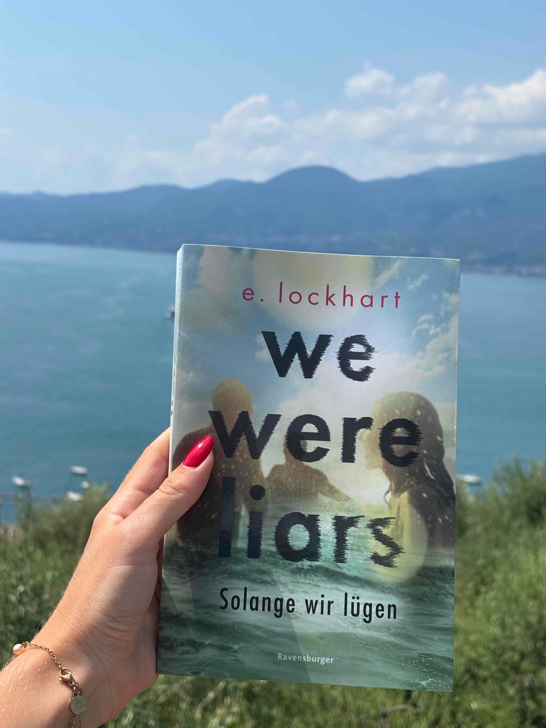 Der krasse Plot am Ende macht das Buch aus und zu einer besonderen, tragischen und berührenden Geschichte! 🤯
Aber ich hab ihn schnell geahnt, auch wenn er sehr gut versteckt war.
