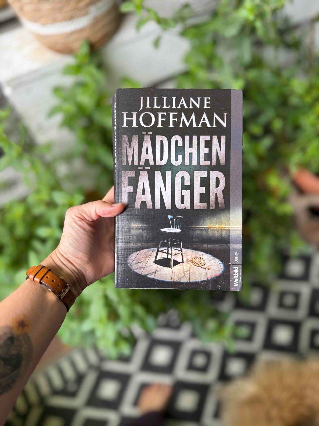 Spannender Thriller über ein Mädchen, das einem Online-Täter in die Falle geht