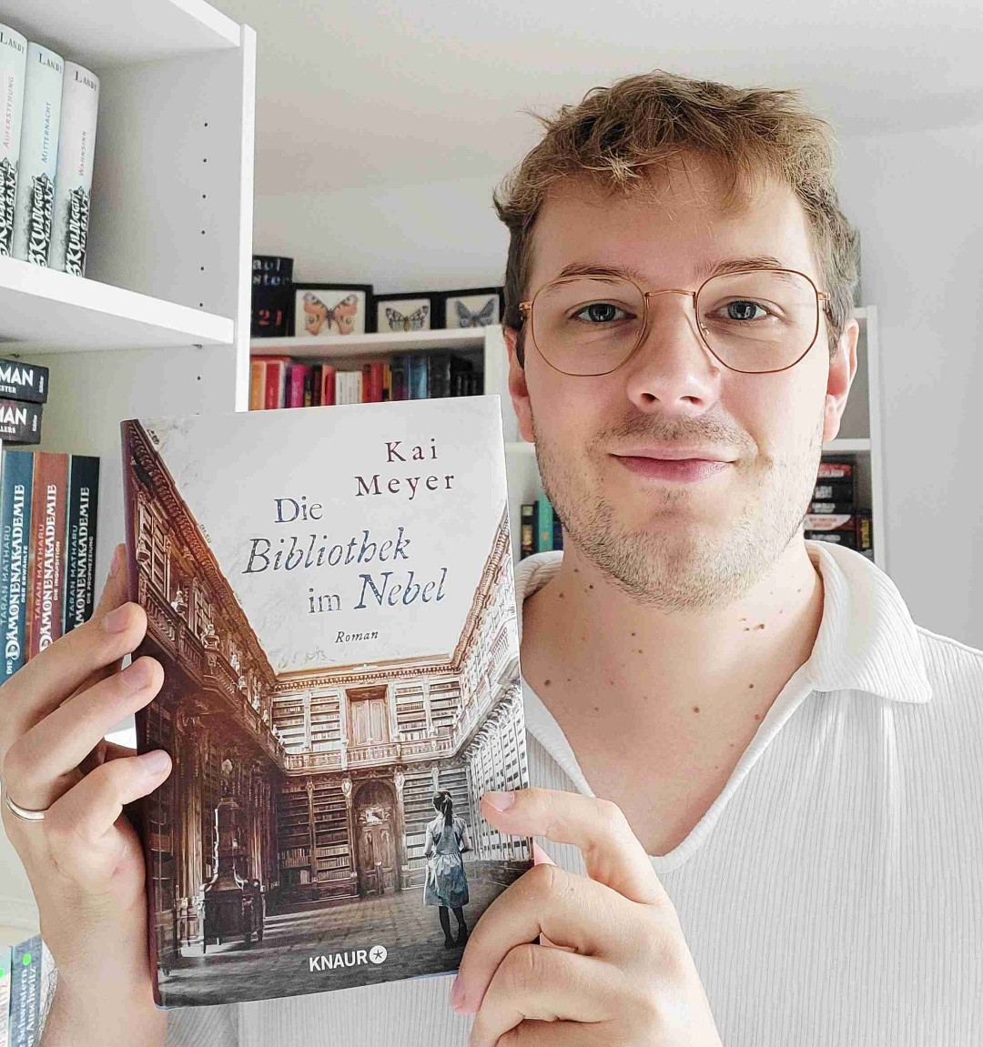 🇷🇺🇷🇺🇷🇺🇷🇺🇷🇺🇷🇺🇷🇺🇷🇺🇷🇺🇷🇺🇷🇺🇷🇺🇷🇺🇷🇺🇷🇺🇷🇺🇷🇺🇷🇺
Mein erstes Buch des Autors. Das graphische Viertel hat mich neugierig gemacht und so bin ich gespannt eingetaucht. Zwar habe ich mir doch etwas anderes vorgestellt, aber spannend war es allemal. Den Autor werde ich mir definitiv merken!
🇷🇺🇷🇺🇷🇺🇷🇺🇷🇺🇷🇺🇷🇺🇷🇺🇷🇺🇷🇺🇷🇺🇷🇺🇷🇺🇷🇺🇷🇺🇷🇺🇷🇺🇷🇺