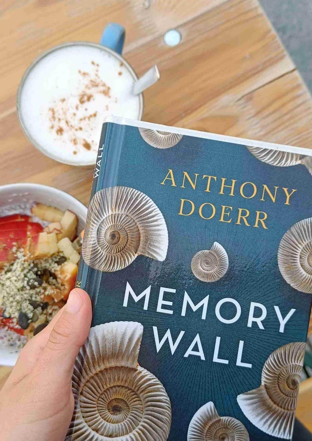 'Memory Wall' von Anthony Doerr ist ein eher kurzes Buch mit spannender Prämisse. Die Geschichte spielt in einem alternativen Kapstadt, das es so nicht gibt – mit einer Technik, die Erinnerungen auf Kassetten speichern kann. Im Mittelpunkt steht Alma, eine alte, reiche Frau, die ihr Gedächtnis verliert, während andere versuchen, aus ihren gespeicherten Erinnerungen schlau zu werden. Das perfekte Buch bei Leseflaute.