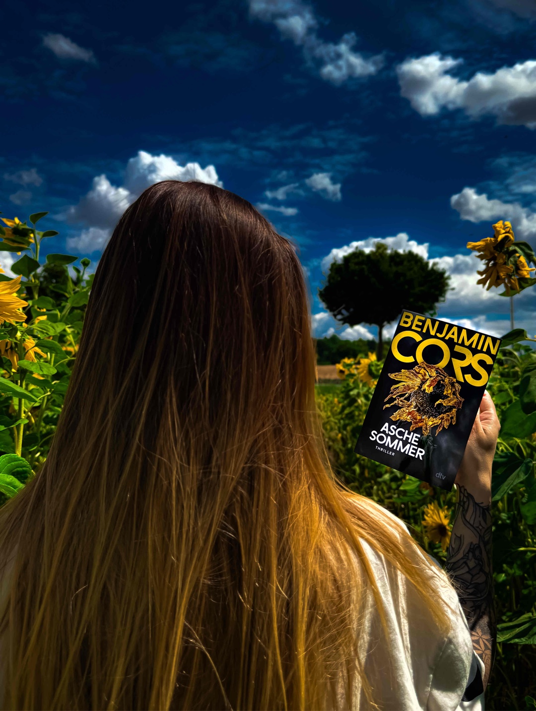 „𝓕𝓪𝓼𝓽 𝓴𝓪𝓶 𝓮𝓼 𝓲𝓱𝓻 𝓿𝓸𝓻, 𝓪𝓵𝓼 𝔀ü𝓻𝓭𝓮𝓷 𝓭𝓲𝓮 𝓚ö𝓹𝓯𝓮 𝓭𝓮𝓻 𝓢𝓸𝓷𝓷𝓮𝓷𝓫𝓵𝓾𝓶𝓮𝓷 𝓼𝓲𝓬𝓱 𝓭𝓻𝓮𝓱𝓮𝓷, 𝓾𝓶 𝓲𝓱𝓷𝓮𝓷 𝓱𝓲𝓷𝓽𝓮𝓻𝓱𝓮𝓻𝔃𝓾𝓫𝓵𝓲𝓬𝓴𝓮𝓷.“
