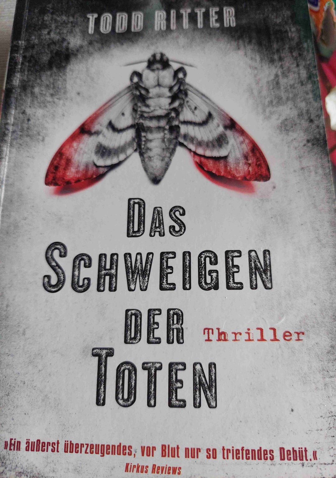 Blutig ,wahnsinnig und sauspannend. Sehr guter Thriller.