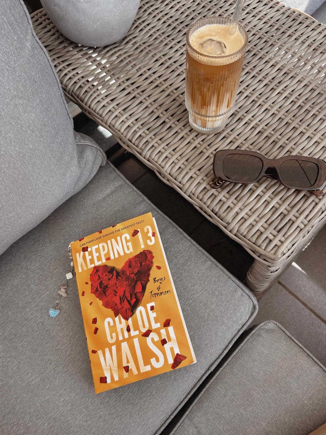Noch besser als das erste Buch! ❤️
Alle Charaktere sind so schön geschrieben 🫶🏼
Eine sehr herzzerreißende und erwärmende Geschichte! ❤️ (Triggerwarnung: häusliche Gewalt)
Ich liebe den Schreibstil der Autorin so sehr. Das Tempo in dem sie erzählt und die Art wie sie die Story schreibt fühlen sich so echt und nahbar an❣️