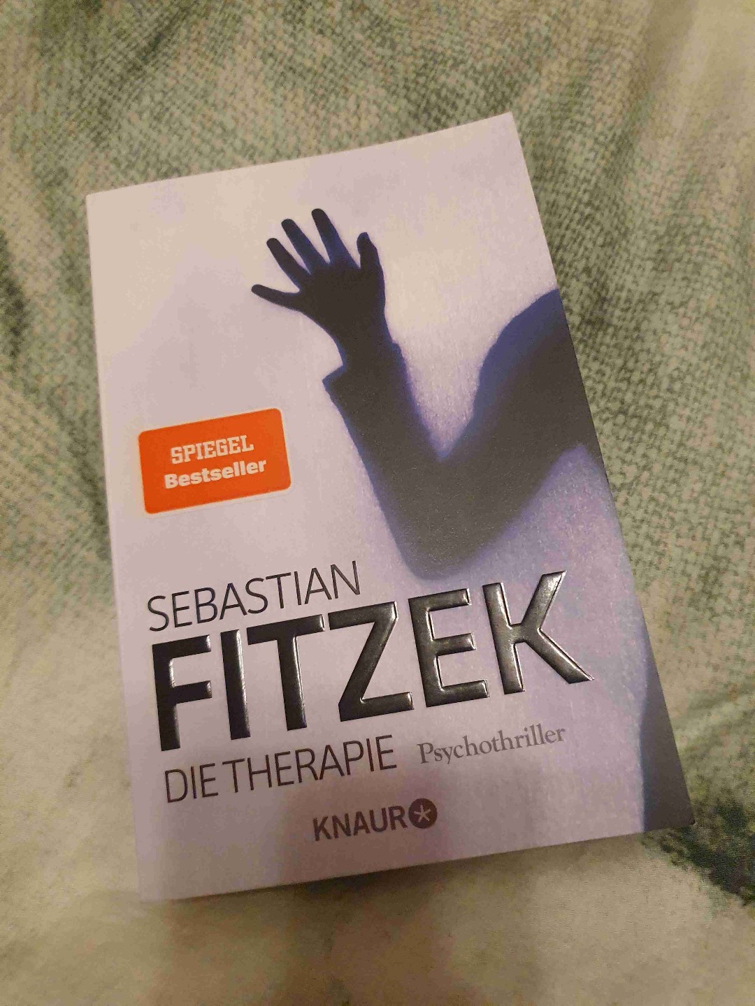 Super tolles Buch.
Spannung bis zur letzten Seite.
Das Buch hat mich gleich von Anfang an gepackt. Konnte es kaum aus der Hand legen und hätte nicht mit diese ende gerechnet. Es waren so viele Plottwist drin dass ich selbst nicht mehr wusste was ich glauben soll.
Einfach super!!😍😍
