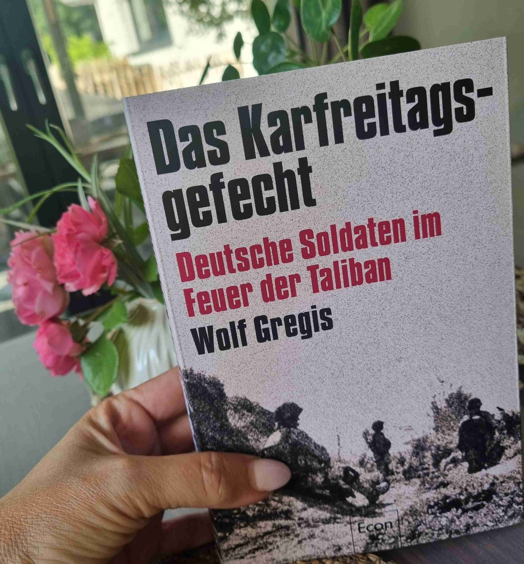 "Der Blankoscheck, den die Soldaten der Bundesrepublik Deutschland bei Dienstantritt ausgestellt hatten, war am Karfreitag eingelöst worden - mit dem höchstmöglichen Betrag."
Neben all den ausgedachten und phantastischen Büchern die ich sonst so lese musste jetzt mal etwas reelles her. Dieses minutiös rekonstruierte Buch über das Karfreitagsgefecht in Afghanistan am 2. April 2010 hat mir gerade die Schuhe ausgezogen.
Krieg ist scheisse, das wissen wir alle, und am Ende der Geschichte fragt man sich umso mehr: wofür das ganze???
Mein Mitgefühl liegt gerade bei all den Soldaten und ihren Angehörigen die nur noch den Sarg nach Hause geschickt bekommen.
Mein Herz ist gerade gebrochen 💔