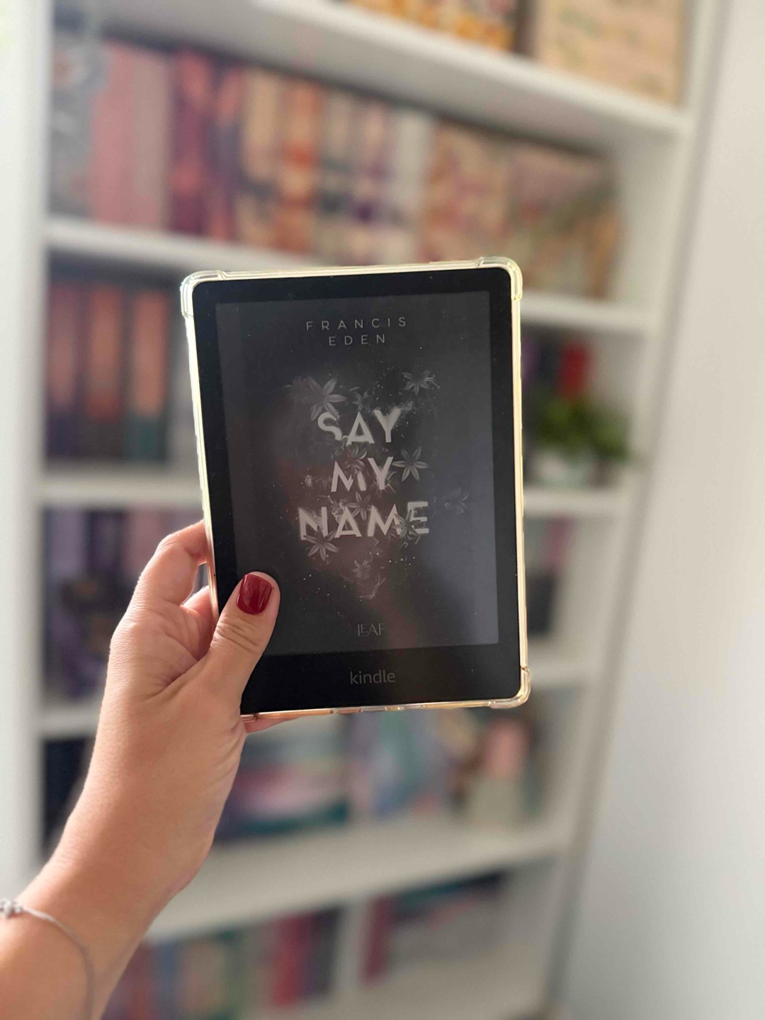 Ich hatte ein anderes Buch erwartet. Mehr Spannung, mehr Thrill, aber bekommen habe ich eine Geschichte, die zwar leiser ist, aber trotzdem richtig unter die Haut geht. Von Anfang an schwirren einem so viele Fragen durch den Kopf. Besonders rund um Clarissa. Ich wollte unbedingt wissen, was es mit ihr auf sich hat. Und auch wenn sich vieles erst ganz am Ende auflöst, lohnt sich das Dranbleiben total. Das Finale hat mich komplett gepackt. Der Schreibstil war sehr angenehm und flüssig. Ich bin durch die Seiten geflogen. Besonders mochte ich, dass aus drei Perspektiven erzählt wird. Im Mittelteil hatte das Buch für mich ein paar Hänger. Da lag der Fokus stark auf Romance und Spice, aber inhaltlich ging es kaum voran.
Das Nachwort aus Clarissas Sicht war für mich das Highlight. So ehrlich, so berührend und mit einer Botschaft, die wirklich hängen bleibt.
