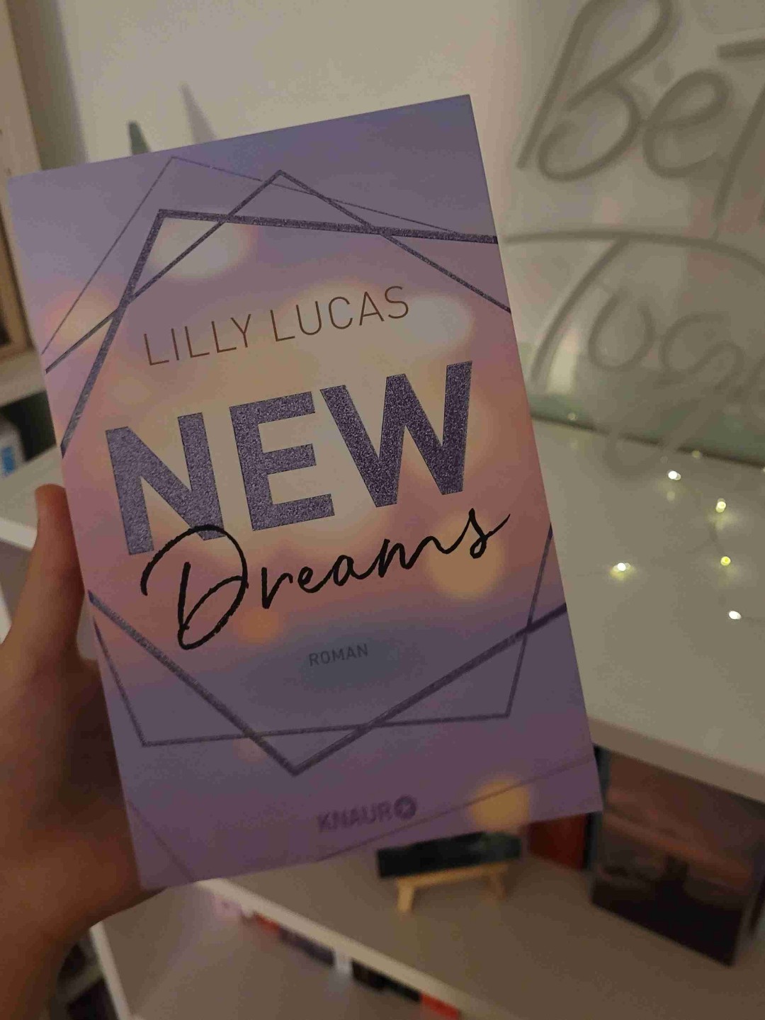 5 von 5 ⭐️

Ich hab jetzt schon ein paar Rezensionen von Lilly Lucas Büchern geschrieben und kann nur das sagen, was ich immer sage; Eine ABSOLUTE Empfehlung. Sie fesselt mich jedesmal aufs Neue wenn ich ihre Bücher lese, das ich es kaum noch aus der Hand legen konnte. Mein Herz geht jedes Mal aufs Neue auf, wenn ich zurück nach Green Valley komme. Einfach ein Moment der sich anfühlt wie nachhause kommen. 